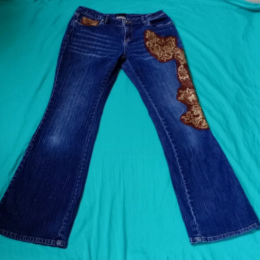 B Street Blue Bootcut Jeans w/ Brown Floral Lace Detail | Size 8 - Picture 3 of 16